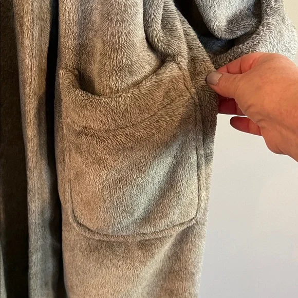 Pottery Barn Plush Gray Green Tan Bathrobe - Picture 4 of 11